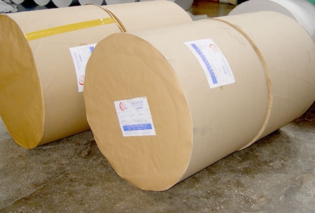 復印紙的出品方經(jīng)常將彰顯產(chǎn)品質(zhì)量的賣(mài)點(diǎn)印在包裝上，比如我們常見(jiàn)的 “100%原生木漿”、“中性施膠”、“軟壓光” 等等，它們都是什么意思?對產(chǎn)品質(zhì)量都有著(zhù)怎樣的影響?普通消費者及復印紙采購企業(yè)，該如何去判斷復印紙質(zhì)量的好壞?同時(shí)，對于復印紙的出品方，又該如何對產(chǎn)品品質(zhì)進(jìn)行有效宣傳呢?  首先對于復印紙的品質(zhì)好壞，可以根據以下三點(diǎn)判斷：  一、生產(chǎn)原料  目前，市場(chǎng)上復印紙的原料主要有 純木漿、原生漿、原生木漿 三類(lèi)。  從安全衛生角度考慮，原生漿要優(yōu)于純木漿，因為原生漿都是以樹(shù)木、蘆葦、稻草、綿等作為原材料，而純木漿則可能使用了回收的廢料。    壓干后的廢紙漿  如果從紙張纖維的層面來(lái)說(shuō)，純木漿則可能優(yōu)于原生漿，因為純木漿畢竟使用的是木質(zhì)纖維。  但三者中最好的一定是原生木漿。原生木漿顧名思義就是原材料為樹(shù)木的原生漿。第一它使用的是木質(zhì)纖維，第二它使用的都是原材料，沒(méi)有廢料做添加。    原生木漿  所以無(wú)論是從紙張纖維層面還是安全衛生考慮，原生木漿都一定是最好的。  用原生木漿制造的復印紙：  · 韌度高，不容易折斷破裂  · 對打印、復印等設備造成的損傷相對較小  · 使用過(guò)程不容易產(chǎn)生粉塵  另外，有的復印紙包裝上，原生木漿還被標注了“FSC認證”。FSC是一個(gè)國際性的森林管理委員會(huì )，主要負責森林的可持續發(fā)展，避免森林面積減少，退化加劇。    FSC認證標志  所以如果復印紙的原材料標注有FSC認證，就說(shuō)明這款紙對森林的傷害是最小的，環(huán)保指數也更高。  二、施膠工藝  紙頁(yè)在紙機中經(jīng)過(guò)干燥，就成了紙，但此時(shí)它還有很多的不足，比如：表面粗糙易破，容易掉粉;打印書(shū)寫(xiě)時(shí)，墨水容易滲透擴散從而使字跡模糊。所以這時(shí)候就有一道很重要的工序：施膠。施膠就相當于給紙張貼上一層薄膜，使以上不足得到改善。    對墨水的滲透性比較  現在流行的施膠工藝有三種，分別是：酸性施膠、堿性施膠、中性施膠。  其中最古老的為酸性施膠，距今已有170年使用歷史，但是酸性施膠使用的硫酸鋁會(huì )腐蝕紙張，高溫打印時(shí)，還容易產(chǎn)生對人體有害的酸性氣體;而堿性施膠則會(huì )造成紙張透明度高，不利于雙面打印。  相比較而言，中性施膠就有效避開(kāi)了上述問(wèn)題。所以現在最好的施膠工藝就是中性施膠，而ASA施膠方法則是最先進(jìn)的中性施膠工藝之一。  采用ASA施膠的紙張：  · 平滑度高，書(shū)寫(xiě)非常流暢  · 紙張表面強度高，挺拔不易折損，打印、復印極少出現卡紙現象，可有效提升辦公效率  · 對油墨吸收性有很大改善，普通打印，圖文清晰醒目，彩色打印，色彩飽滿(mǎn)鮮活  所以大家在挑選復印紙時(shí)，可以觀(guān)察包裝上是否注明使用了ASA施膠工藝。  三、壓光技術(shù)  在復印紙卷成卷筒裁切裝訂前，還有一道生產(chǎn)步驟，那就是壓光。  壓光可以進(jìn)一步提升復印紙的平滑度與光澤度，并在一定程度上對紙張的厚度進(jìn)行控制。    壓光前后紙張表面比較  復印紙的壓光又分為 硬壓光 和 軟壓光，相比于硬壓光，經(jīng)軟壓光處理的復印紙，纖維擠壓程度低，紙張更有韌性;同時(shí)，挺度也更穩定，打印更加順暢。所以使用軟壓光技術(shù)生產(chǎn)的復印紙更加優(yōu)質(zhì)。    硬壓光、軟壓光效果對比  目前，高端的軟壓光，主要由芬蘭維美德集團所生產(chǎn)的OptiCalender Soft軟壓光機完成。  當然，關(guān)于復印紙品質(zhì)的判斷方法還有很多，比如pH值是否接近中性，使用何種靜電工藝，紙張白度、厚度、挺度、光滑度如何等等，限于篇幅，本次無(wú)法全部介紹。  同時(shí)，對于復印紙出品方而言，貨好還得會(huì )吆喝，那么在復印紙包裝上，該如何對賣(mài)點(diǎn)進(jìn)行有效宣傳呢?  在復印紙的包裝上如何對賣(mài)點(diǎn)進(jìn)行有效宣傳，其實(shí)是一個(gè)很專(zhuān)業(yè)的問(wèn)題，正所謂專(zhuān)業(yè)的問(wèn)題交給專(zhuān)業(yè)的人來(lái)解答，小編為此特地請教了ADD致力共通品牌策劃機構。ADD致力共通專(zhuān)業(yè)為紙業(yè)及相關(guān)企業(yè)進(jìn)行品牌建設和營(yíng)銷(xiāo)宣傳的創(chuàng  )意服務(wù)。  對于產(chǎn)品賣(mài)點(diǎn)的宣傳，ADD致力共通認為應該站在消費者的角度思考，即這個(gè)賣(mài)點(diǎn)能為消費者帶來(lái)哪些收益。以“pH值中性”為例，“pH值中性”作為專(zhuān)業(yè)術(shù)語(yǔ)，消費者可能不知道意味著(zhù)什么。其實(shí)pH值中性，表示的是產(chǎn)品物理性質(zhì)非常穩定，不容易被腐蝕，能夠為消費者帶來(lái)很多利益點(diǎn)，比如“適于文檔長(cháng)期保存”，如果在賣(mài)點(diǎn)“pH值中性”加上這么一句話(huà)，那么消費者購買(mǎi)時(shí)心里就會(huì )非常敞亮。